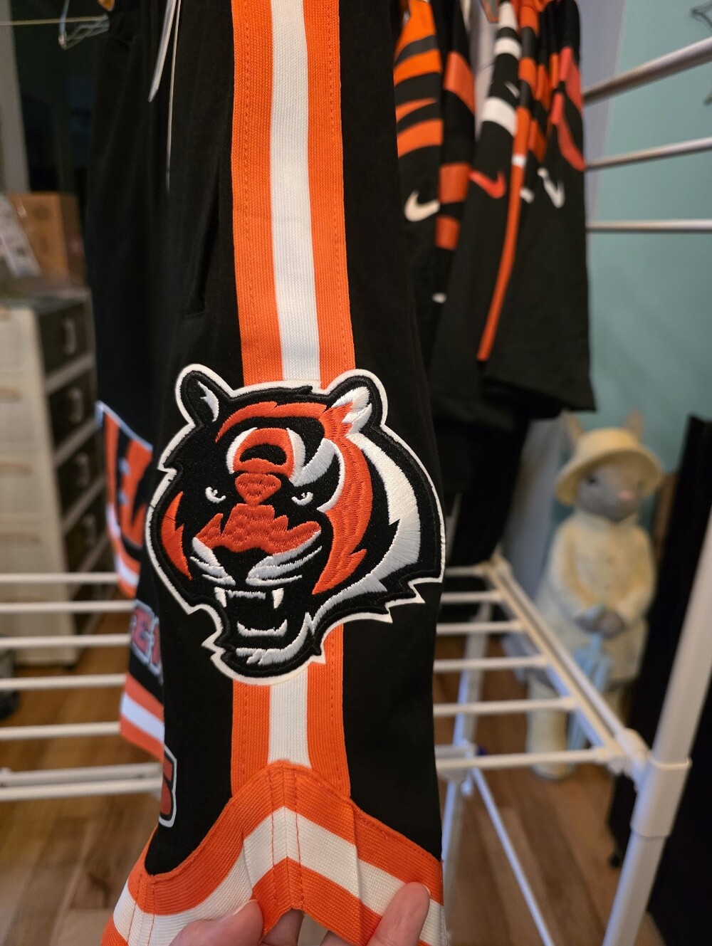 Mens Cincinnati Bengals Shorts. Brand New Size Medium - Picture 3 of 5